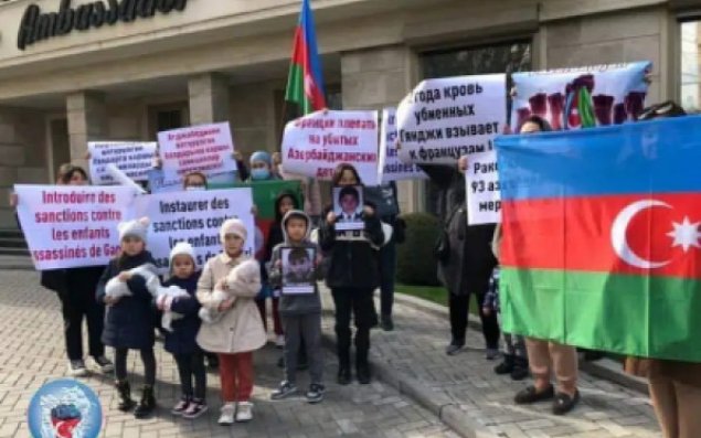 Bişkəkdəki Fransa səfirliyinin qarşısında həlak olmuş azərbaycanlı uşaqların şəkilləri ilə aksiya keçirilib