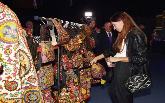 Mehriban Əliyeva Səmərqənddə “Zamanın ilğımları” adlı sərgi ilə tanış olub