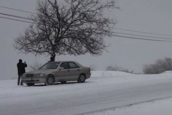 Qaxa qar yağdı, yollar buz bağladı - VİDEO