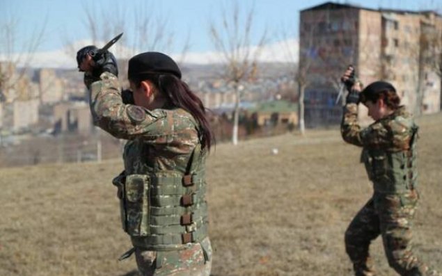 Ermənistan orduya qadınları toplayır
