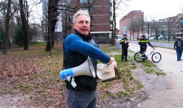 İsveçdən sonra Hollandiyada Quranı cırıb yandırdılar - VİDEO