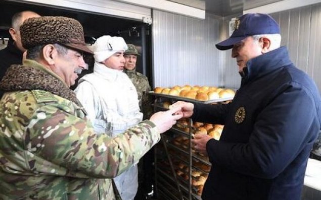 Akar çörəyini Zakir Həsənovla yarı böldü - Video