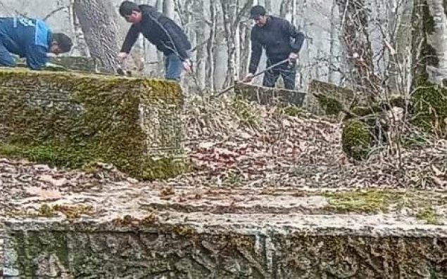 Dağılmaq təhlükəsi olan 9 əsrlik qəbiristanlıq... - Rəsmi açıqlama