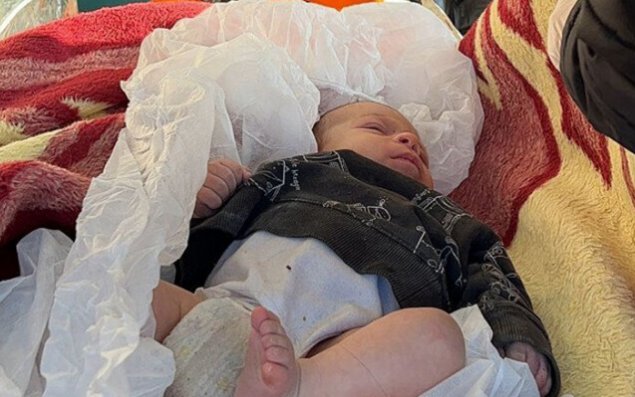 2 aylıq körpə 29 saat sonra sağ çıxarıldı - VİDEO