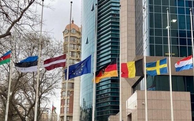 Bakıda Avropa səfirliklərinin bayraqları yarıya endirildi