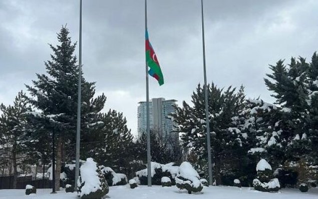 Azərbaycan bayraqları yarıyadək endirildi 