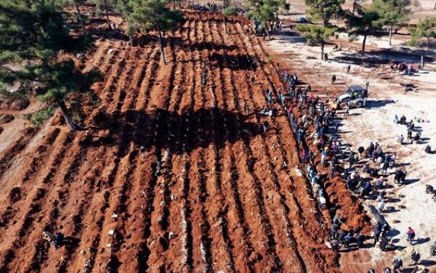 Zəlzələ qurbanlarının kütləvi məzarlığı - Video