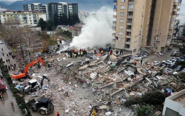 Tikdiyi binanın dağıntıları altında oğlunu axtarır - FOTO