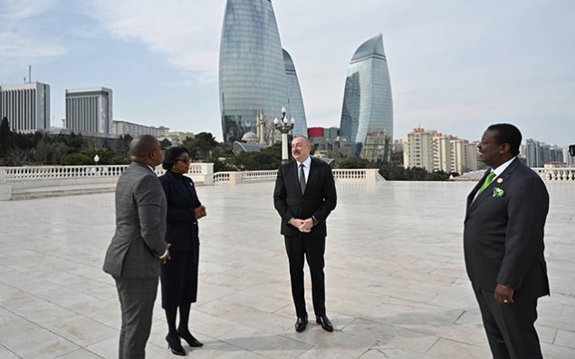 Prezident qonaqlarla Dağüstü parkda - FOTOLAR