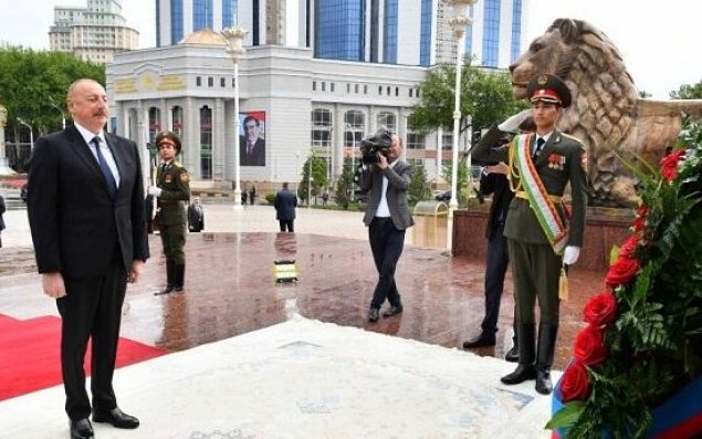İlham Əliyev Düşənbədə bu abidəni ziyarət etdi