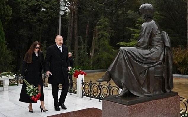 İlham Əliyev Zərifə Əliyevanın məzarını ziyarət etdi