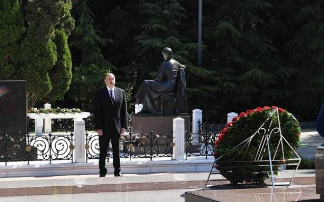 Prezident və ailəsi Heydər Əliyevin məzarını ziyarət etdi