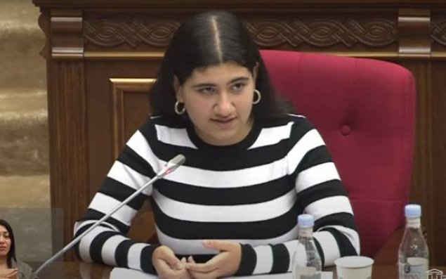 Paşinyanın qızının parlamentə gəlişi NARAZILIQLA QARŞILANDI - VİDEO