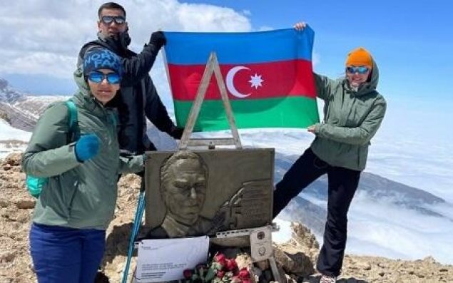 FHN-in bir qrup əməkdaşı “Heydər zirvəsi”nə yürüş etdi 