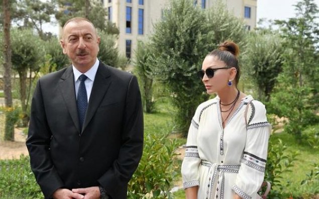 Prezident və xanımı sərgidə...