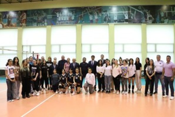 AVF prezidenti yeniyetmə voleybolçularla görüşüb