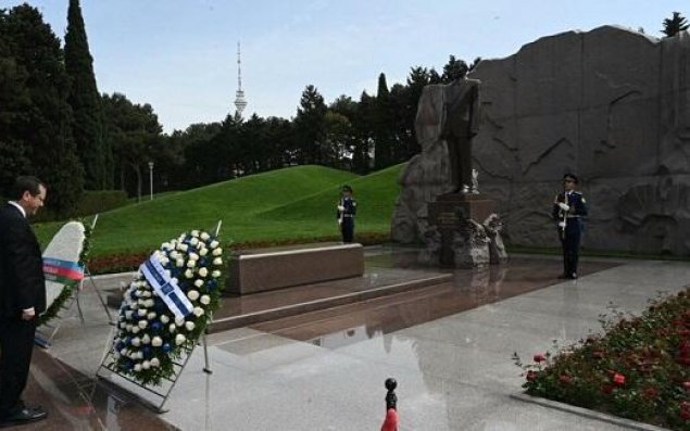 İshaq Hersoq Fəxri və Şəhidlər Xiyabanında