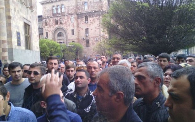 Ermənilər Xaçatryana görə mitinq keçirir