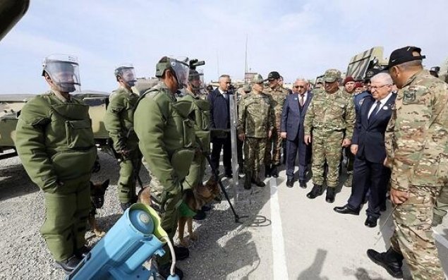 Nazirlər silah və texnikalara baxış keçirdi - Video