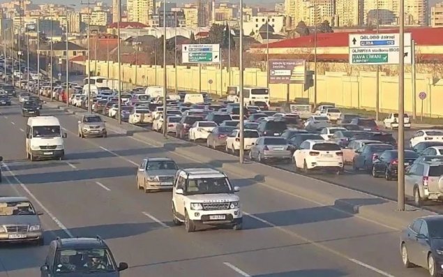 Bakının bir sıra yollarında tıxac yaranıb