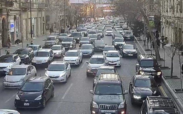 Bakının bir sıra yollarında nəqliyyatın sıxlığı müşahidə olunur