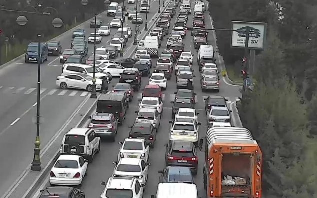 Bakının bir sıra yollarında nəqliyyat vasitələrinin sıxlığı yaranıb