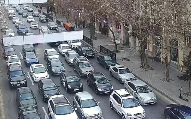 Bakının bir sıra yollarında tıxac yaranıb