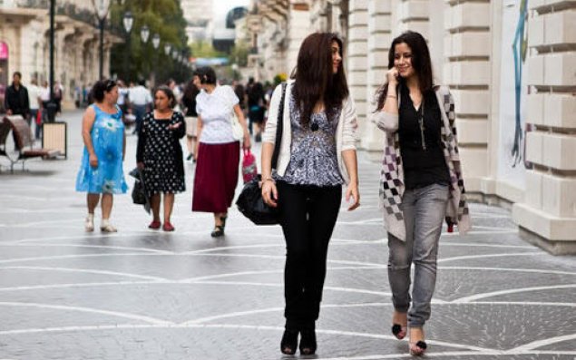 Ölkə əhalisinin neçə faizini qadınlar təşkil edir?