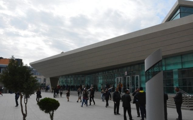 Sabahdan bu metronun qarşısına maşınların girişi bağlanır