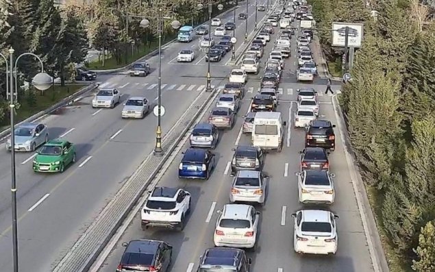 Bakının bir sıra yollarında nəqliyyatın sıxlığı müşahidə olunur