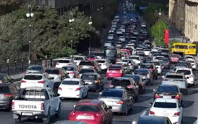 Bakının bir sıra yollarında tıxac yaranıb - SİYAHI