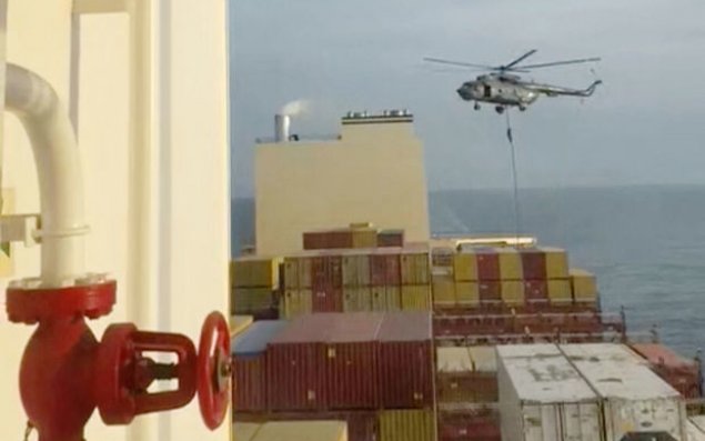 Hörmüz boğazında ələ keçirilən gəminin ekipajı azad edilib