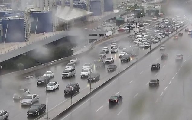 Bakının bir sıra yollarında nəqliyyatın hərəkəti çətinləşib