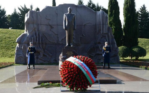 Azərbaycan xalqı Ümummilli Liderin xatirəsini yad edir