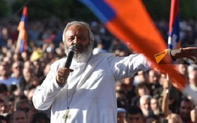 Erməni keşiş Baqratın maliyyə fırıldağı üzə çıxdı