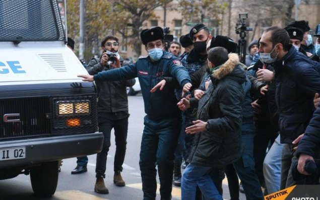 Paşinyanın istefasını tələb edənlər həbs olundu