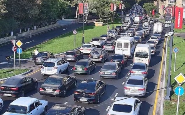 Bakının bir sıra yollarında nəqliyyatın sıxlığı müşahidə olunur