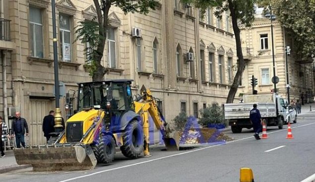 Bakının mərkəzində yol çökdü 