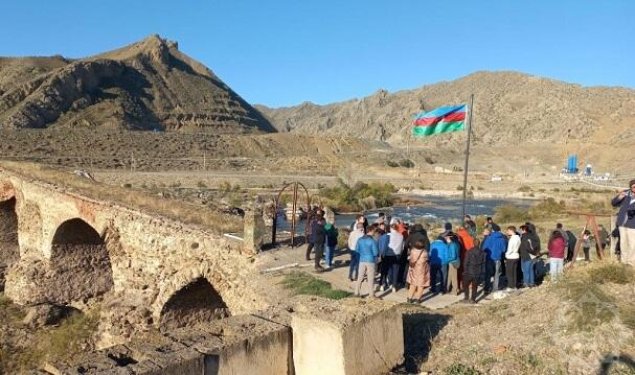 Dünya səyyahları Xudafərin körpüsündə