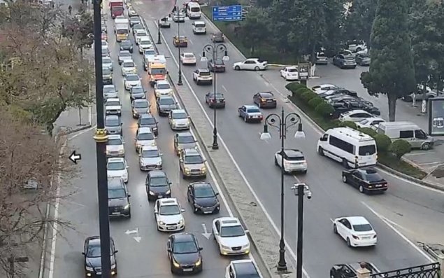 Bakının bir sıra yollarında tıxac yaranıb