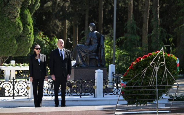 Prezident və birinci xanım Ümummilli Lider Heydər Əliyevin məzarını ziyarət ediblər