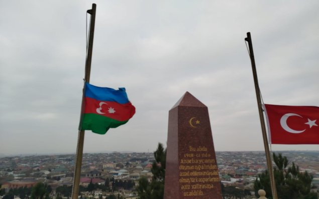 Matəm günü ilə bağlı Türkiyənin Azərbaycandakı səfirliyində bayraqlar endirilib