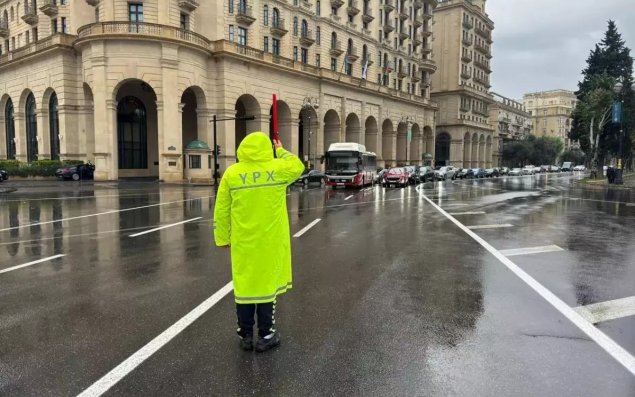 Yol polisi yağışla bağlı sərnişin daşıma ilə məşğul olanlara müraciət edib