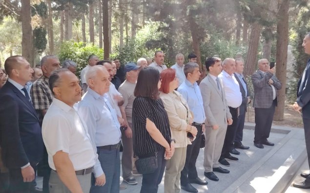 ƏHD Partiyasının rəhbərliyi Əbülfəz Elçibəyin məzarını ziyarət edib