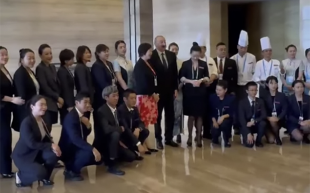 Prezidentin Çində qaldığı hotelin heyəti ilə səmimi görüntüləri - Video