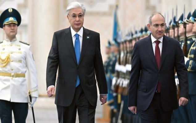 Tokayev Paşinyanla görüşdü