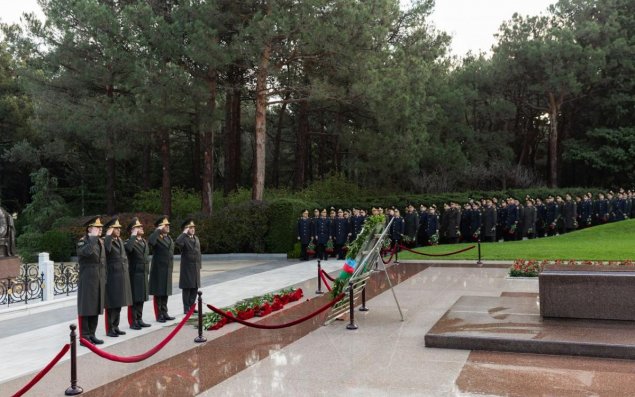 DİN rəhbərliyi Heydər Əliyevin məzarını ziyarət edib - VİDEO