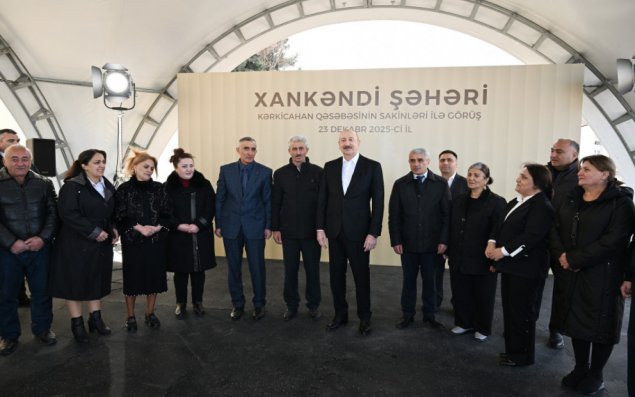 Prezident İlham Əliyev Kərkicahan qəsəbəsində buraya köçən sakinlərlə görüşüb