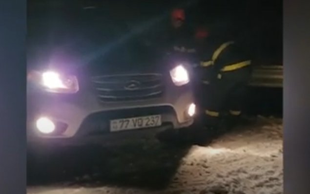 FHN: Şuşada yolların buz bağlaması ilə bağlı köməklik göstərilib- VİDEO