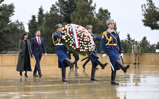 Vens Şəhidlər xiyabanını ziyarət edib - FOTO